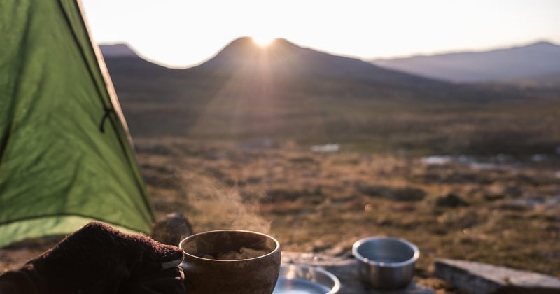 Équipement camping pour cuisiner léger en randonnée : le guide futé